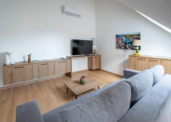 Nomad - Vue Collegiale Apartment *